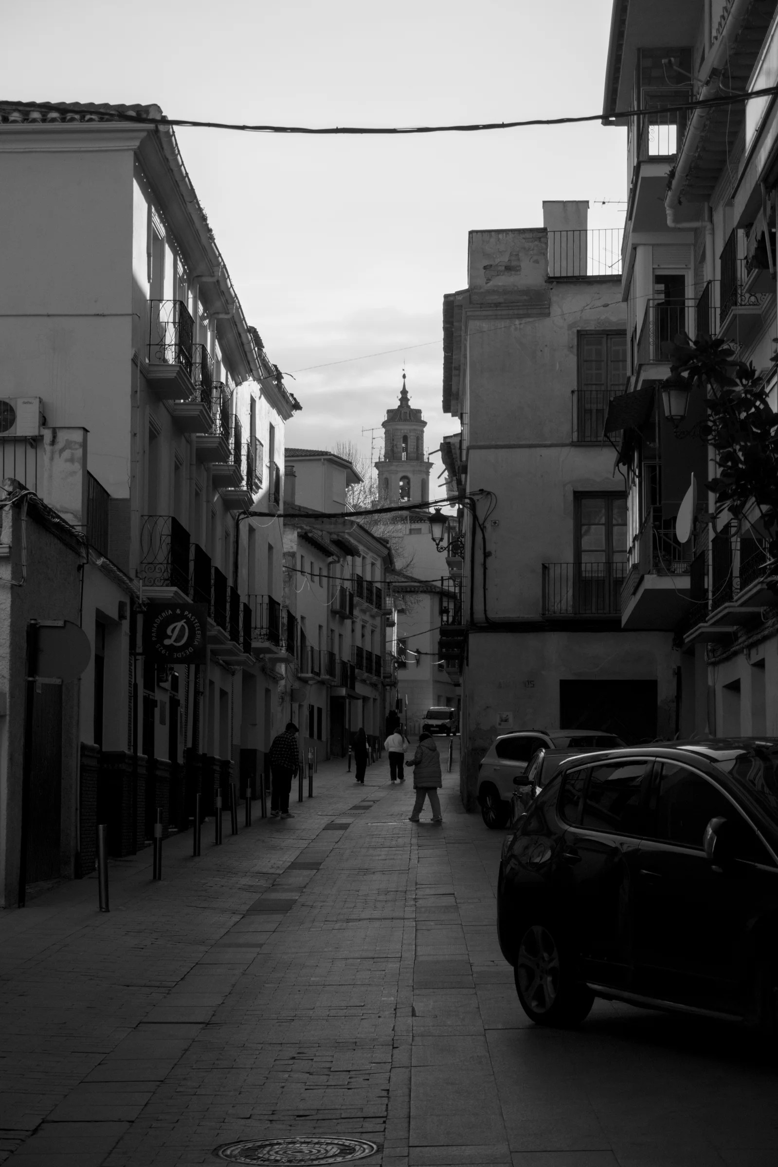 Fotografía en blanco y negro de Calle las Monjas en Baza, Granada, 2026 - arquitectura tradicional y sombras en fotografía de calle