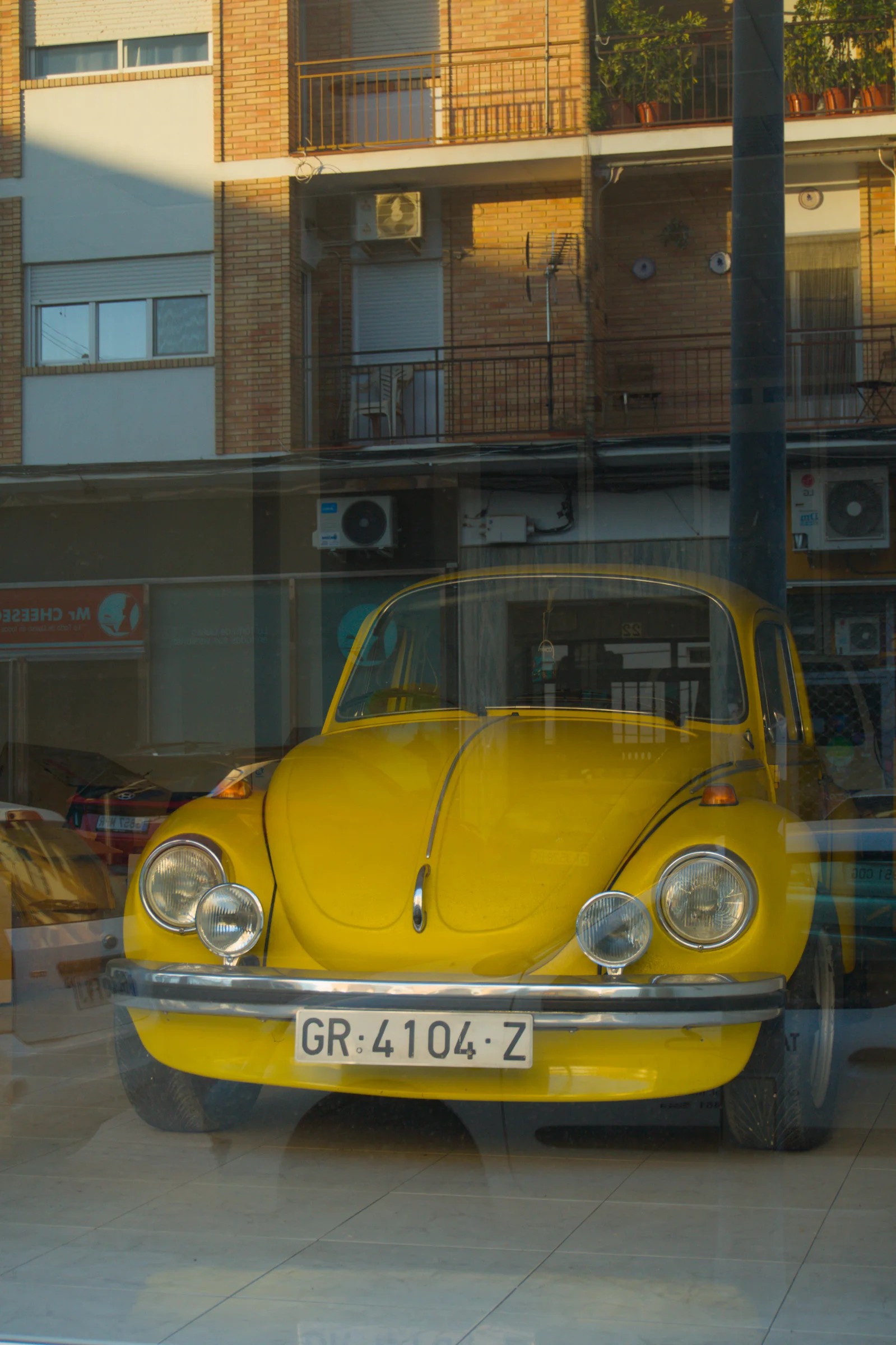 Fotografía en blanco y negro de la Calle del Agua en Baza, Granada, capturando texturas y luces urbanas en estilo street photography